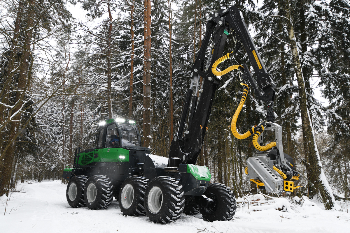 Новый тяжелый харвестер АМКОДОР FH3081 проходит испытания в лесу